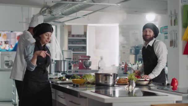 POV kobiety i mężczyzny nagrywających profesjonalny program kulinarny — Wideo stockowe