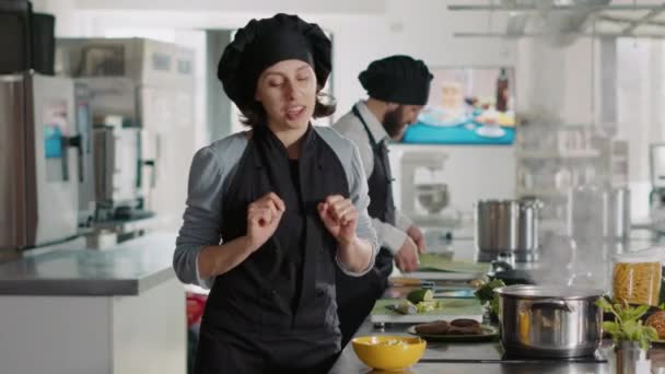 POV de chef mujer enseñando gastronomía en show de cocina — Vídeos de Stock