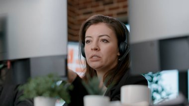 Müşteri hizmetlerindeki müşterilerle konuşan kadın operatör