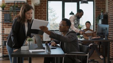 İş adamları iş belgelerindeki mali tabloları inceliyor