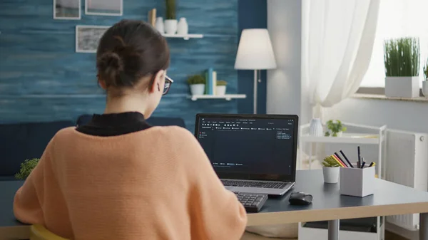 Adulto joven trabajando en programación de código binario en el escritorio —  Fotos de Stock