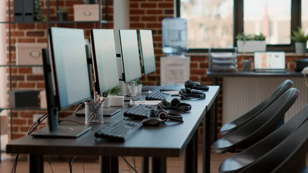 Leeres Telekommunikationsbüro mit Computern und Headset — Stockfoto