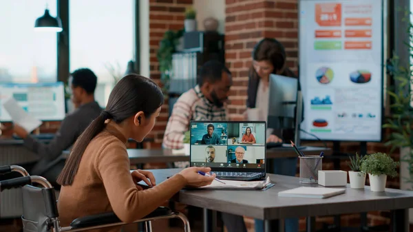 Uzak bir telekonferansta çok ırklı bir grup insan buluşuyor.