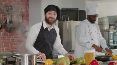 Lokanta mutfağında yemek pişirme vlog 'u sunan adamın POV' u