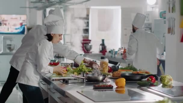 专业厨师在切菜板上准备胡椒配料 — 图库视频影像