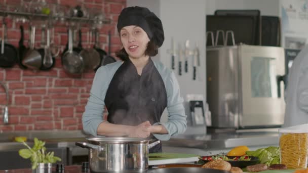 ПОВ шеф-повара готовит еду в программе кулинарного шоу — стоковое видео