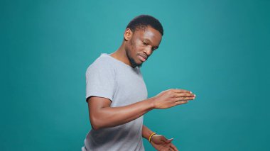 Modern insan stüdyoda fütüristik robot dansı hareketleri yapıyor.