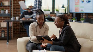 Mutlu meslektaşlar beşlik hareketi yapıyor ve başarıyı kutluyor.