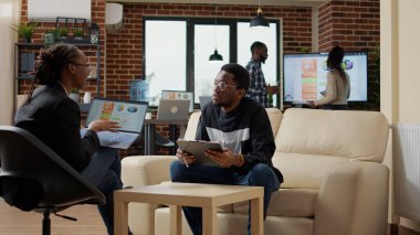 İş arkadaşları mali büyüme planlamak için pazarlama istatistiklerini kullanıyor