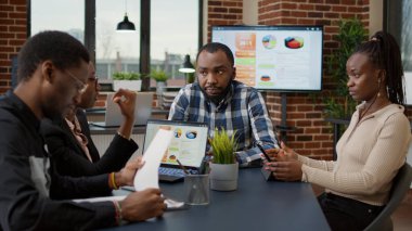 Afrika kökenli Amerikalı işçiler mali proje üzerinde takım çalışması yapıyor.