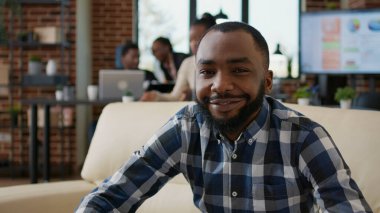 Bilgisayarda bilgilerle çalışan genç bir adamın portresi