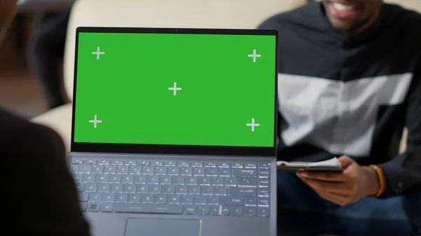 Kontorsarbetare som håller bärbar dator med grön skärm bakgrund — Stockfoto