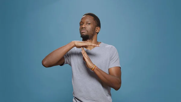 Afrikai amerikai férfi csinál timeout gesztus t alakú kezek — Stock Fotó