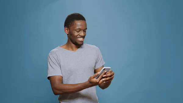 快乐的男人在智能手机上看到好消息和成就 — 图库照片