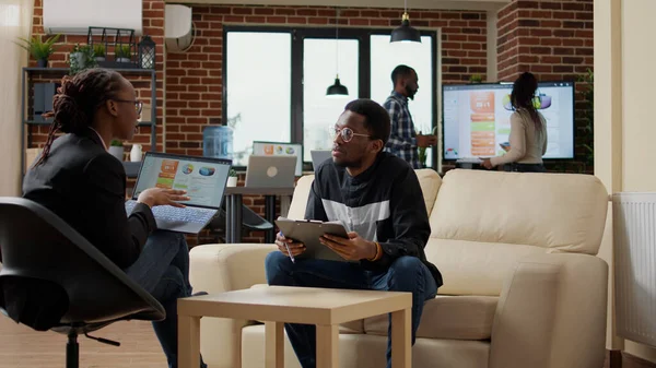 İş arkadaşları mali büyüme planlamak için pazarlama istatistiklerini kullanıyor