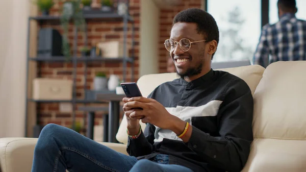 Africano americano homem navegando na internet no smartphone — Fotografia de Stock