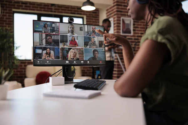 Foco seletivo na tela do computador com a equipe de inicialização de funcionários de inicialização trabalhando remotamente em chamadas de vídeo em grupo — Fotografia de Stock