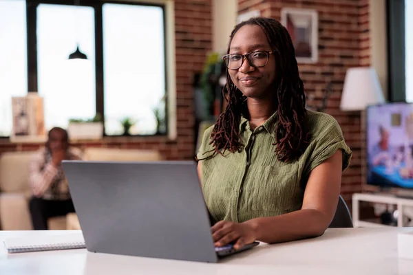 Portrait of african american entrepreneur working remote from home smiling at camera — 스톡 사진