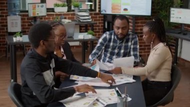 Afrika kökenli Amerikan girişim ekibi iş yaratmak için takım çalışması yapıyor.