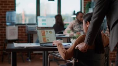 Asyalı kadın ofis arkadaşlarını selamlıyor ve işe geliyor.