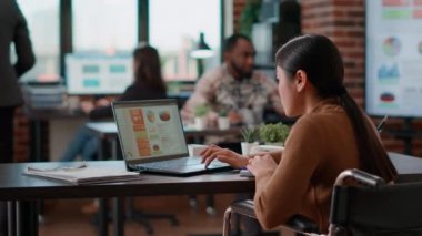 Ekonomik kalkınma üzerinde çalışmak için dizüstü bilgisayar kullanan bir ofis çalışanı