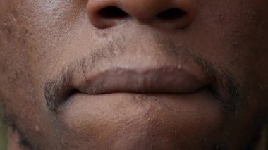 Afrikalı Amerikalıların dudaklarını oynattığı makro bir fotoğraf.