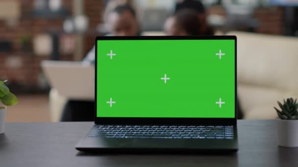 Laptop-Display mit Green-Screen-Vorlage auf dem Schreibtisch — Stockvideo