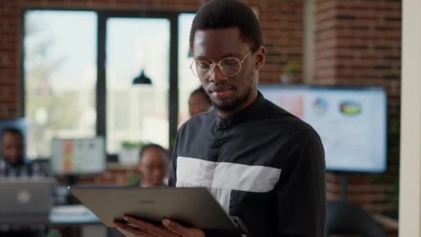 Portrait of african american man analyzing statistics on laptop — ストック動画