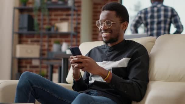 Africano americano homem navegando na internet no smartphone — Vídeo de Stock