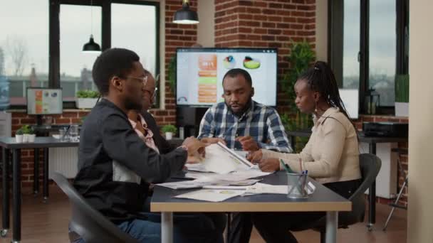 Equipo de colegas afroamericanos analizando documentos con gráficos — Vídeo de stock