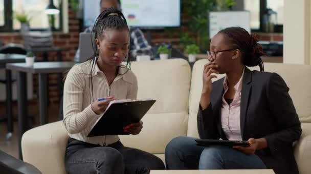 Femmes d'affaires serrant la main et acceptant un accord de collaboration — Video