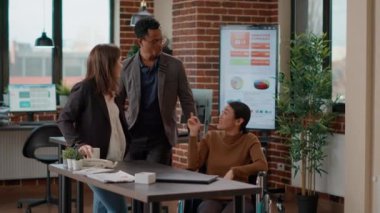 Çok ırklı çalışanlardan oluşan bir ekip eğlenmek için mola verdi.