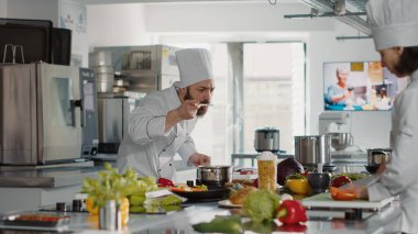 Profesyonel aşçı çorbanın tadını ocakta test ediyor.