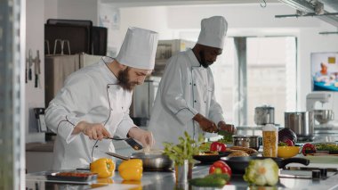 Otantik aşçı lezzetli tabağa doğranmış parmesan ekliyor.