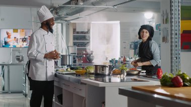 Farklı insanlardan oluşan POV yemek programları kaydediyor.