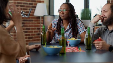 Erkekler ve kadınlar eğlence için masa oyunları oynuyorlar.