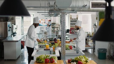 Aşçılık tarifi için çeşitli aşçılar hazırlanıyor.