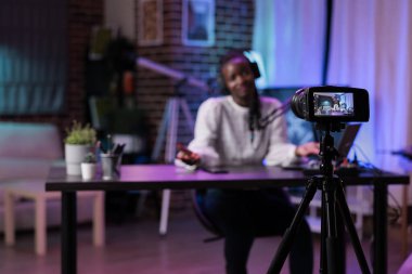 Çevrimiçi etkili video bloğuyla eğlenceli bir podcast içeriği oluşturur