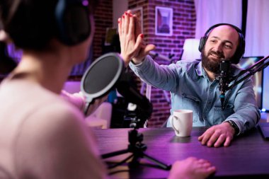 Erkek blogcu iş arkadaşıyla podcast programında sohbet ediyor