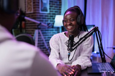 Podcast yayınında konuk röportajı yapan kadın etkili.