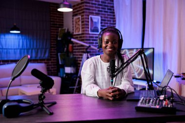 Karakolda sosyal medya podcast 'i çeken genç blog yazarının POV' u