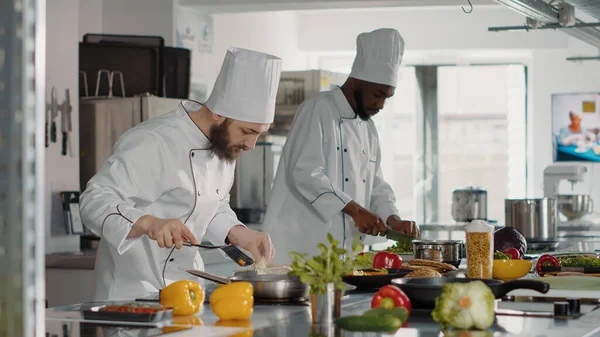 Otantik aşçı lezzetli tabağa doğranmış parmesan ekliyor.