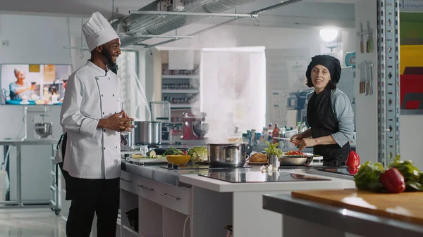 Farklı insanlardan oluşan POV yemek programları kaydediyor.