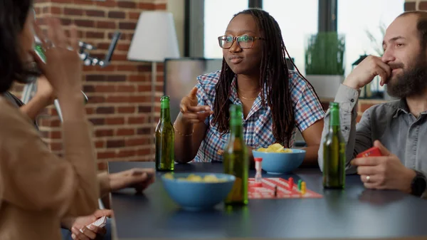 Erkekler ve kadınlar eğlence için masa oyunları oynuyorlar.