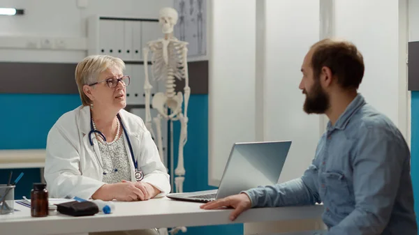 Medical specialist having conversation with patient at appointment — Stock Photo, Image