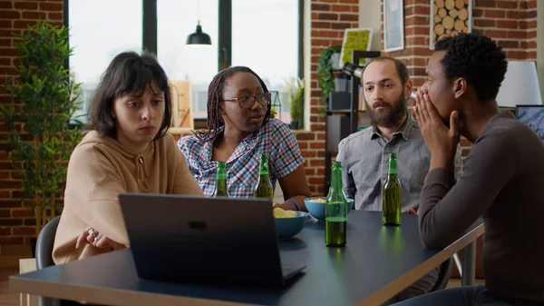 Arkadaşlar dizüstü bilgisayardan internet videoları izliyorlar