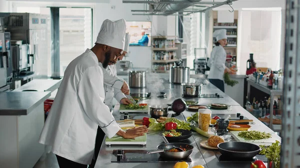 Afro-Amerikan aşçı aromatik sarımsak karanfili kullanarak yemek tarifi yapıyor.