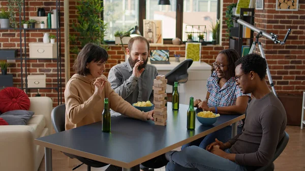 Rekabetçi kadın blok kulesini yıkıyor ve oyunu kaybediyor