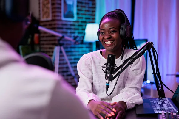 Podcast yayınında konuk röportajı yapan kadın etkili.