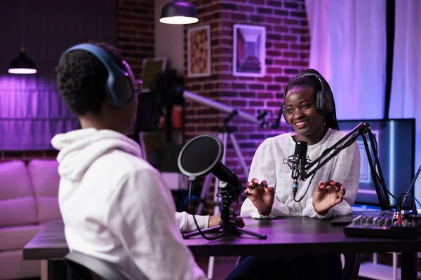 Afrikalı erkek ve kadın canlı yayın yapıyor.
